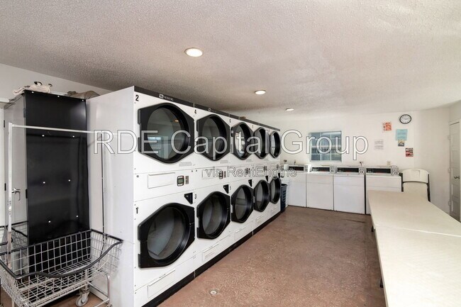 Foto del edificio - 7040 Glenview Dr
