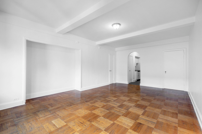 Livingroom/Bedroom - 310 E 44th St