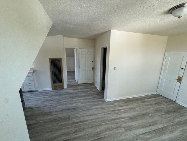 Building Photo - Efficient 1 Bed, 1 Bath. Tenant pays elect...