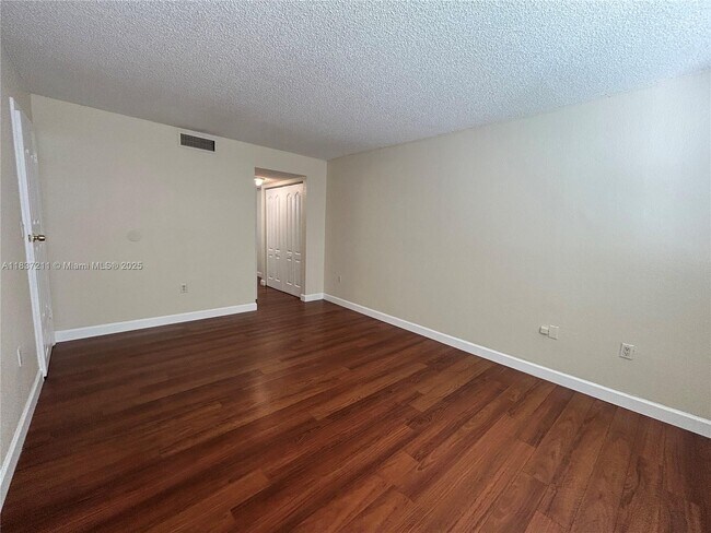 Foto del edificio - 4255 N University Dr