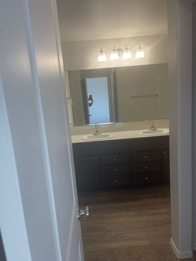 Building Photo - Eugene 3 Bed 2.5 Bath, 2 Story Single Fami...