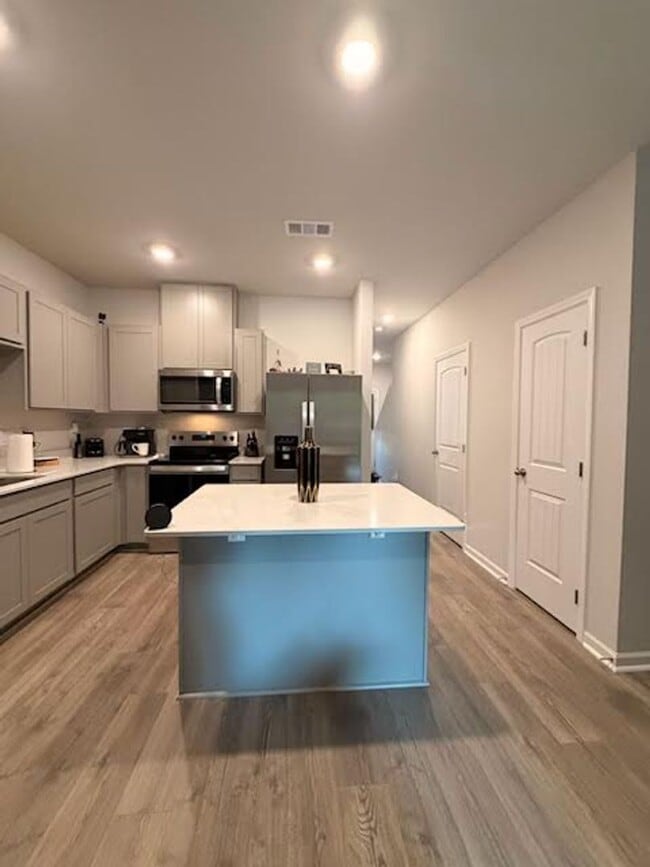 Foto del edificio - FOR LEASE- Townhome Nestled on a quiet dead-end road, perfect for those seeking privacy and peace...