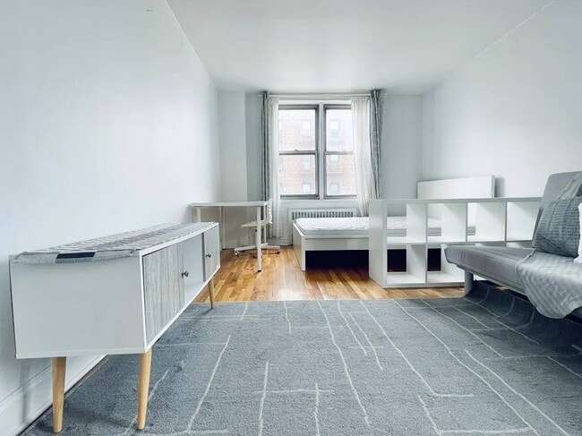 Foto del edificio - Private Bedroom in a 4 bedroom / 1 bathroom Home