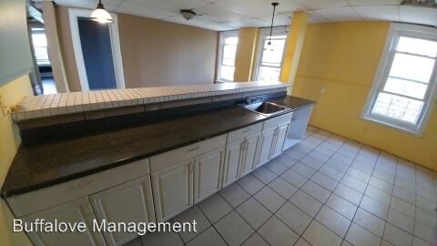 Building Photo - 588 Niagara St
