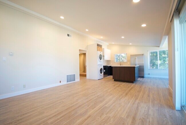 Building Photo - 550 North Fair Oaks Avenue, Unit 15