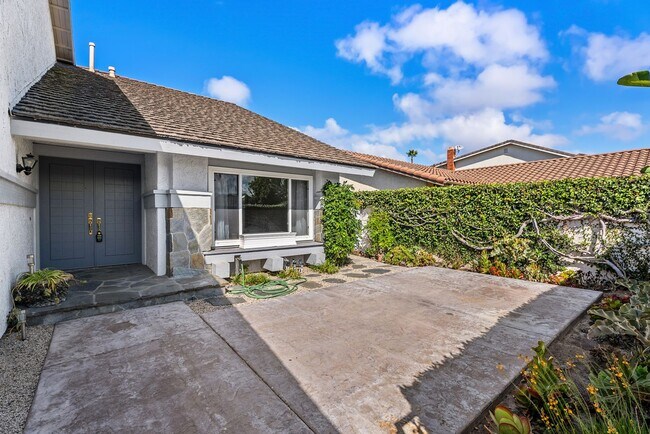 Foto del edificio - Coastal Elegance Meets Family Comfort in D...