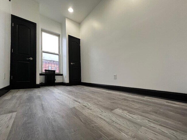 Building Photo - 324 56th St