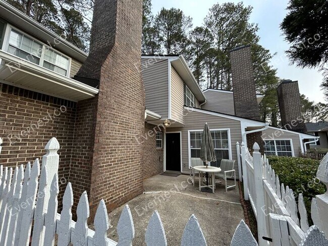 Foto del edificio - 563 Trillum Ct