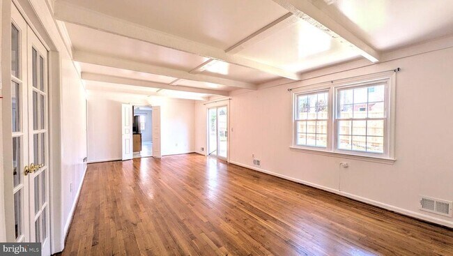 Foto del edificio - 8835 Tuckerman Ln