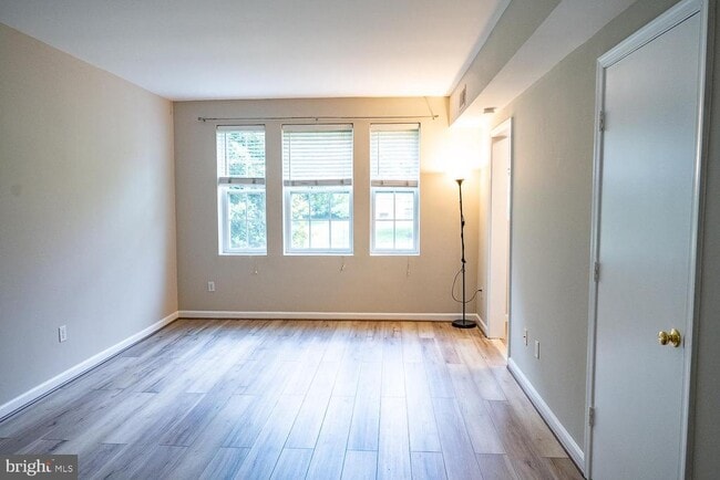 Building Photo - 1721 Queens Ln