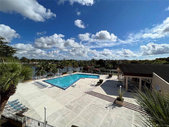 Foto del edificio - 14415 N Kendall Dr