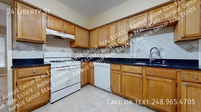 Building Photo - 24 Liberty - Spacious 3Bed/1.5Bath Pontiac...
