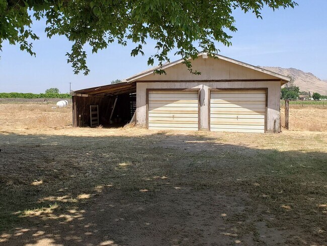 Building Photo - Country Home & Horse Property!