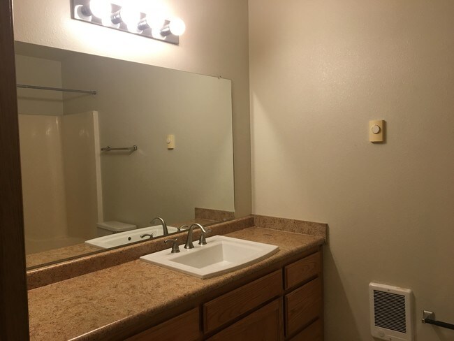 Building Photo - 5465 Glenridge Way
