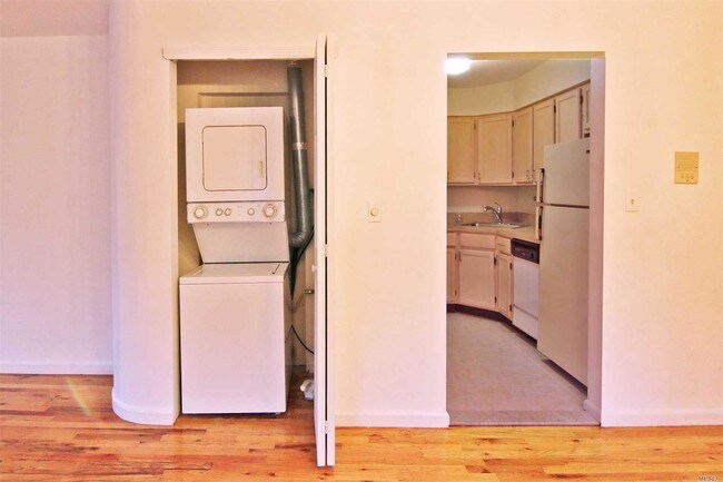 Foto del edificio - 2 bedroom in Middle Village NY 11379