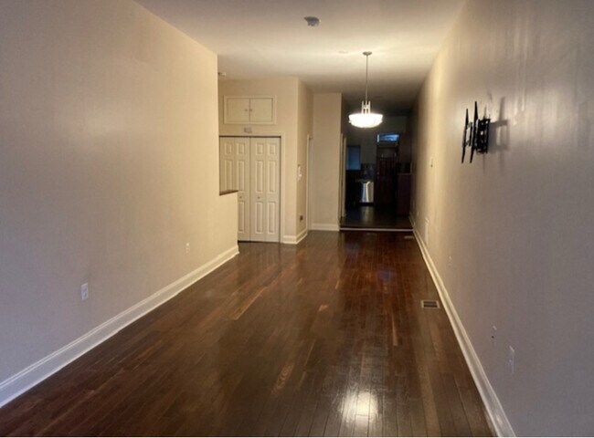 Foto del edificio - 2223 Brookfield Ave