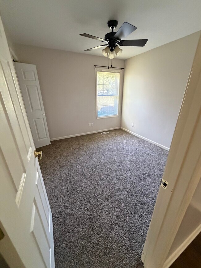 Foto del edificio - 5677 Maple Ln