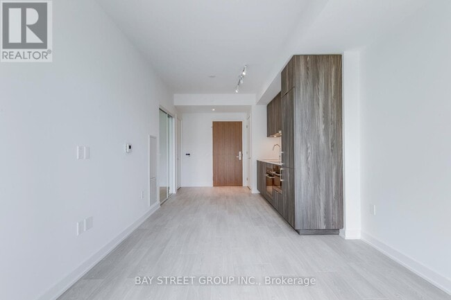 Building Photo - 15 Queens Quay E