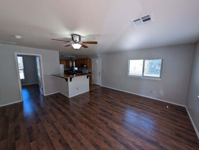 Building Photo - 2 bedroom 1 bathroom house in Downtown Edm...