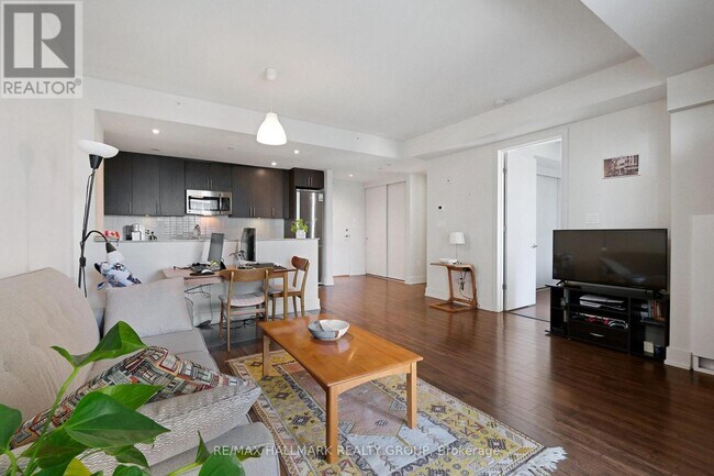 Photo du bâtiment - 100 Champagne Ave S