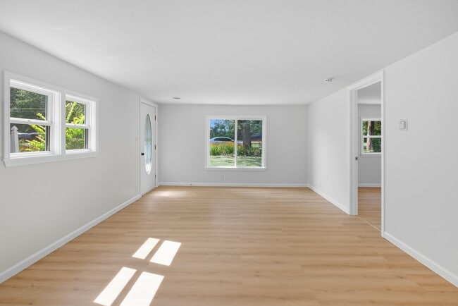 Building Photo - 9358 N Saginaw Rd