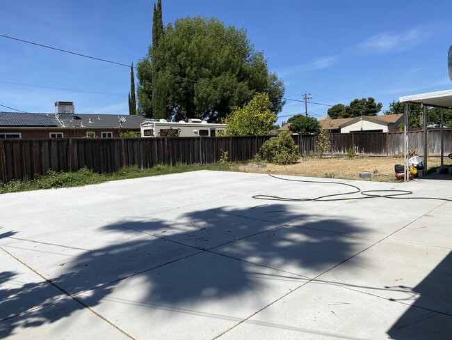 Building Photo - 593 Maxwell Ln