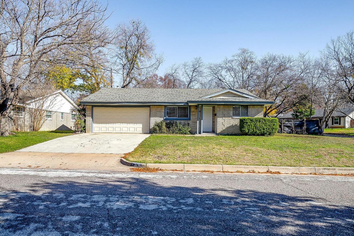 Foto principal - Amazing Remodeled Corner Lot Home in Weste...