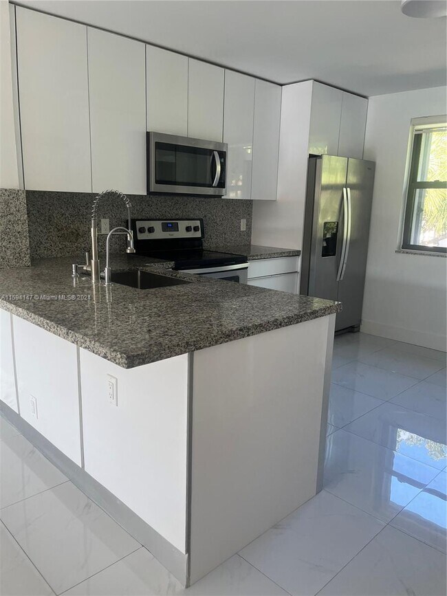 Foto del edificio - 10121 W Sunrise Blvd