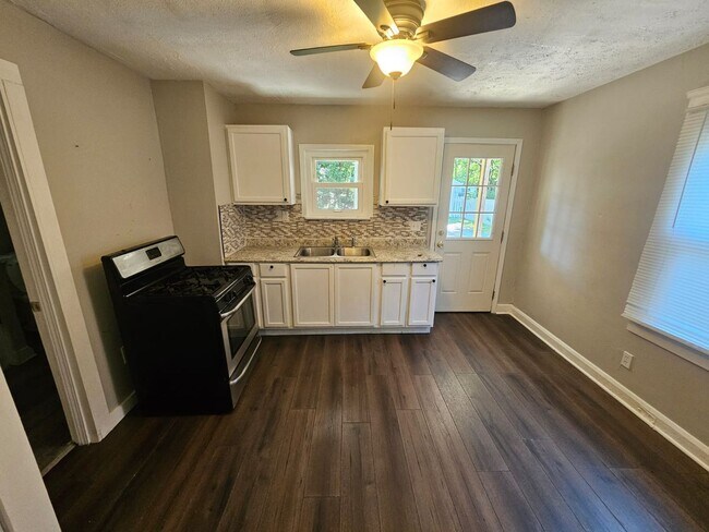Foto del edificio - Spacious 4-Bedroom Cleveland Home with Updated Flooring & 2-Car Garage