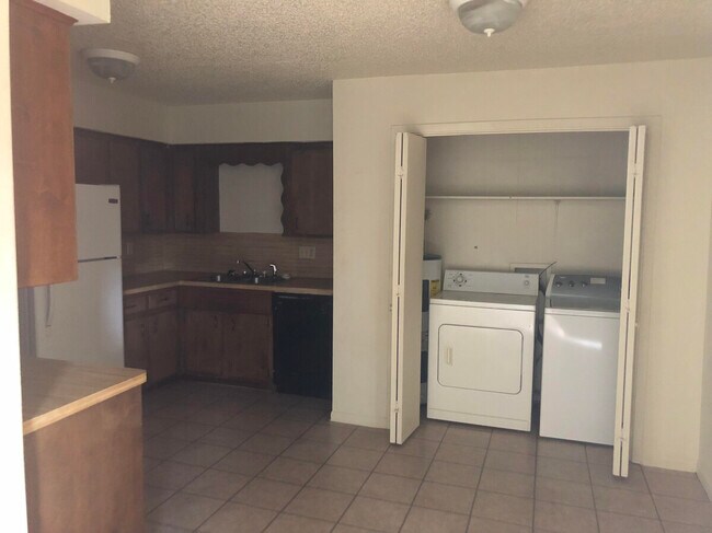 Foto del edificio - 1750 N Pine St