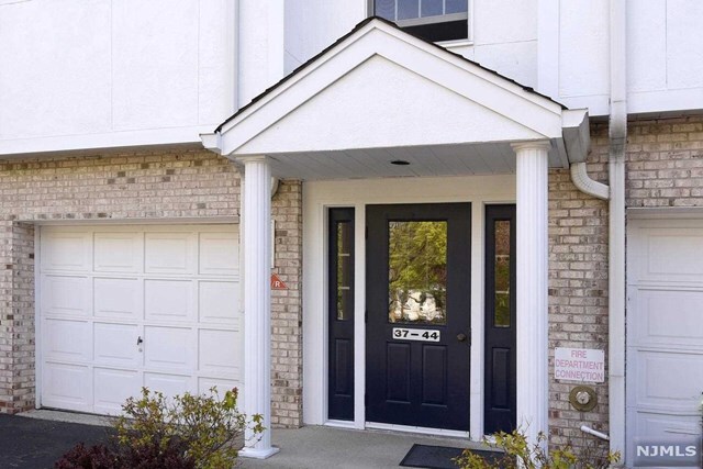 Building Photo - 40 Colonial Village Dr