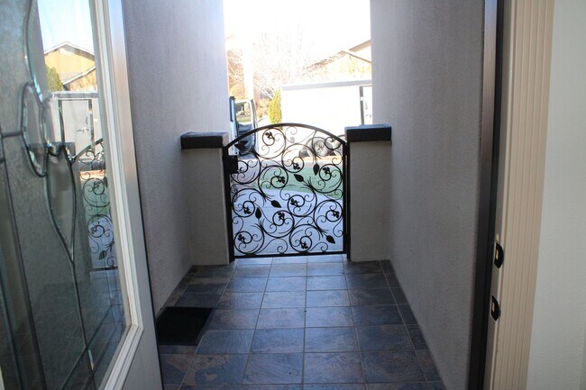 Building Photo - 3060 Cascade Point