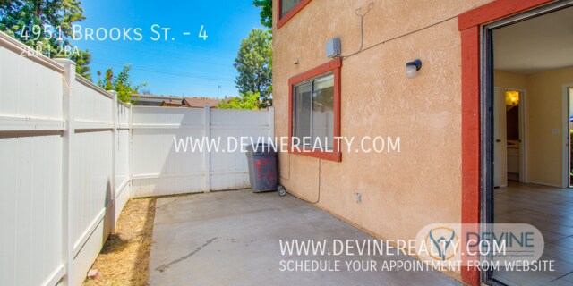 Building Photo - Riverside Town Home