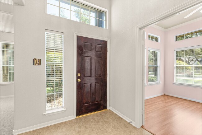 Foto del edificio - 7906 Glenn Cliff Dr