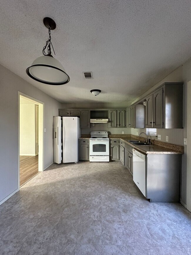 Building Photo - $1200 move-in special