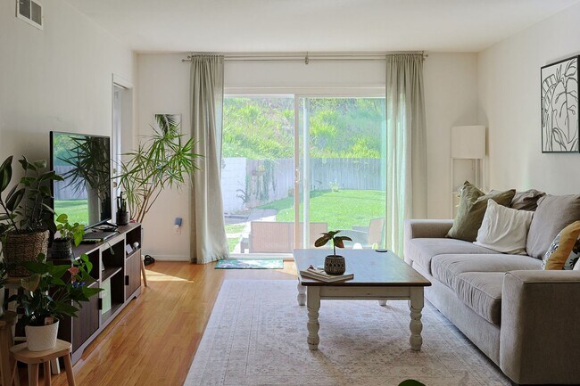 Foto del edificio - 3-Bed, 2-Bath Home on Large Lot in Prime San Diego Location