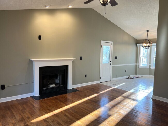 Building Photo - Cute Home in North Macon