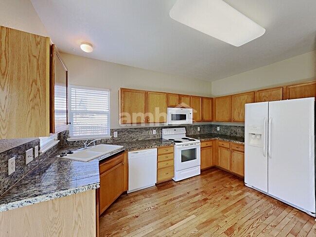 Building Photo - 5604 Spruce Ave