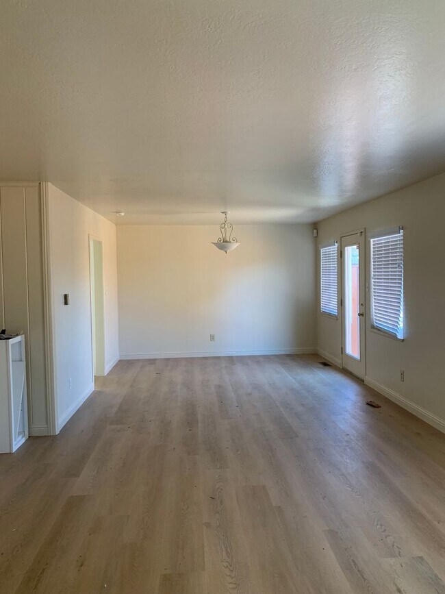 Building Photo - House For Rent