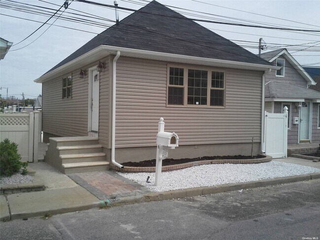Building Photo - 1137 Washington St