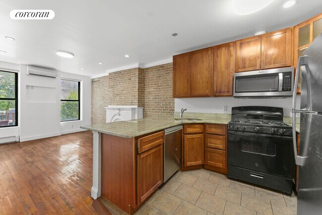 Building Photo - 944 Pacific St