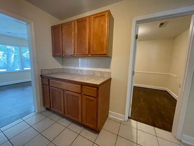 Building Photo - Adorable 4 Bedroom in Garden Homes off Bat...