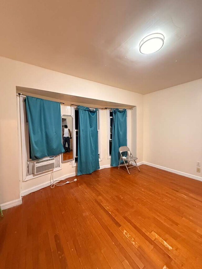 Foto del edificio - 321 Eldert Ln