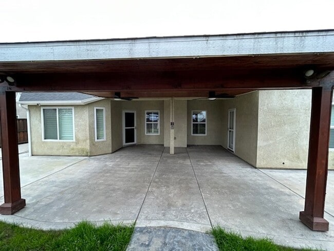 Building Photo - You have to see this yard and patio in the Vineyard subdivision in Northwest Hanford