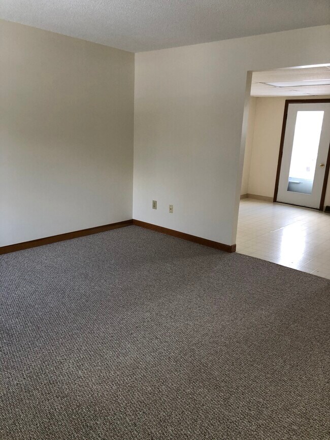 Entra en la sala de estar - 99 Shirley Cir