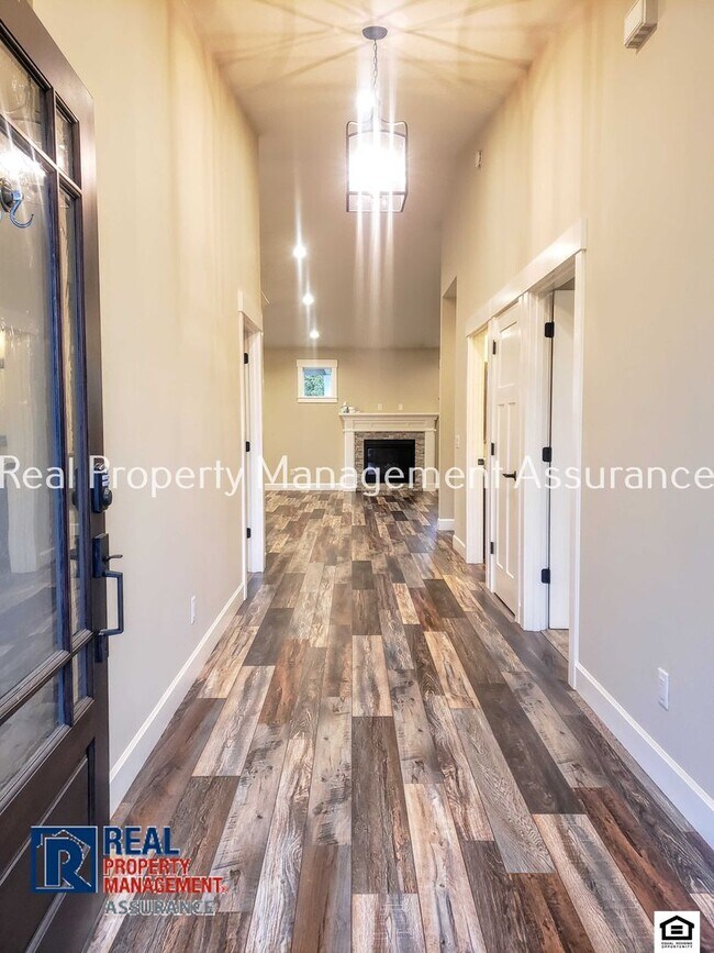 Building Photo - Exquisite 4BR/2BA Ranch-Style with Modern ...