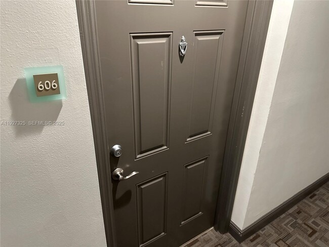 Foto del edificio - 2401 NE 65th St