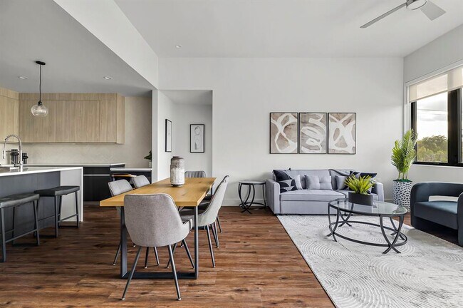 Foto del edificio - 5515 Humming Bird Ln