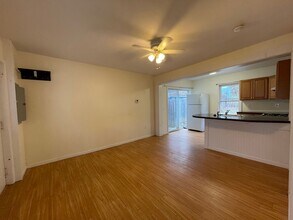 Building Photo - 66 Meadow St