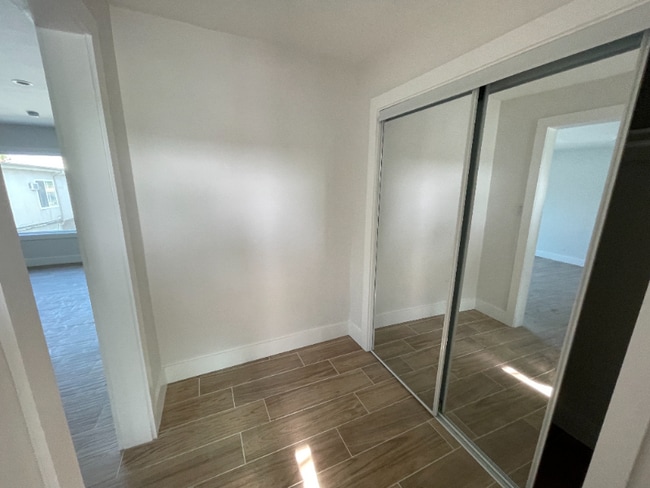 Foto del edificio - 7337 Woodley Ave